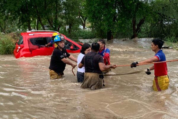 Brinda PC Victoria asistencia a población por torrencial lluvia.
